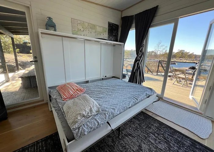 Lodge Saunamoekki Saaressa