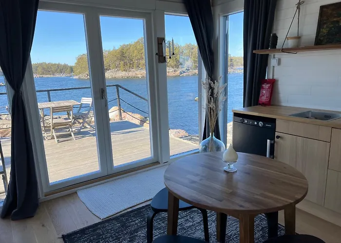 Lodge Saunamoekki Saaressa *