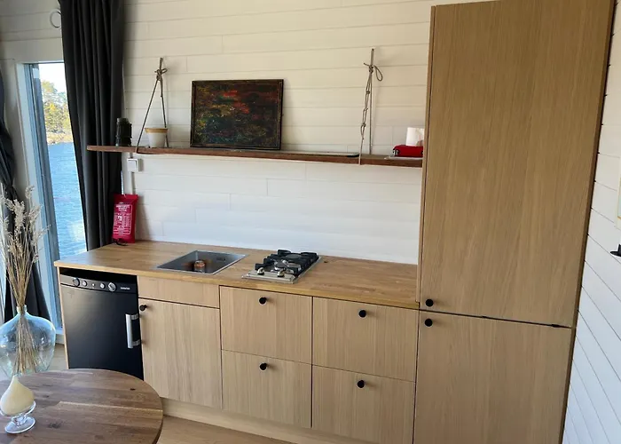 Lodge Saunamoekki Saaressa *