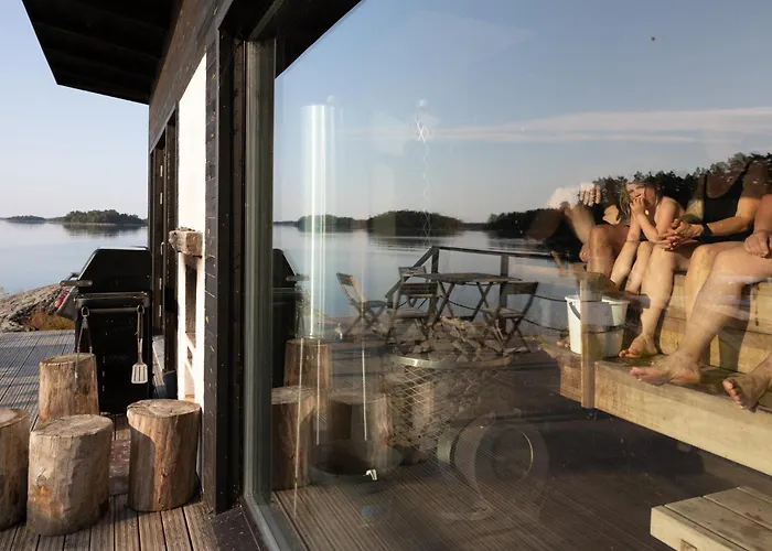 Lodge Saunamoekki Saaressa *