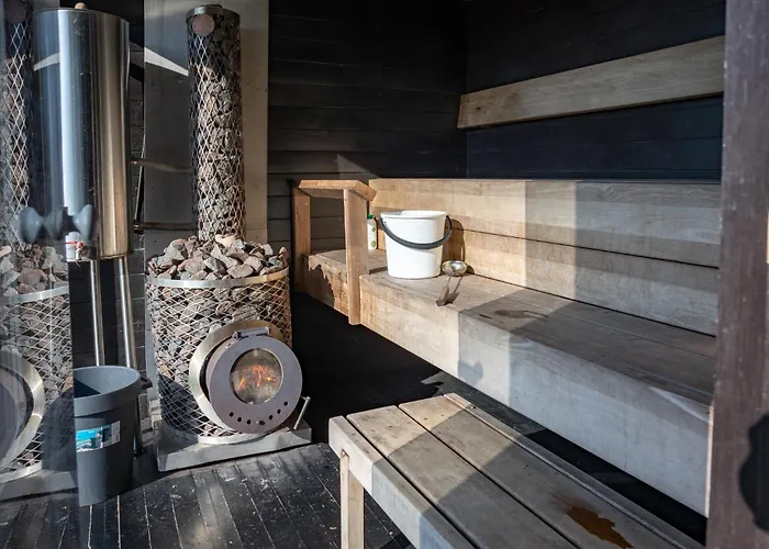 Lodge Saunamoekki Saaressa *